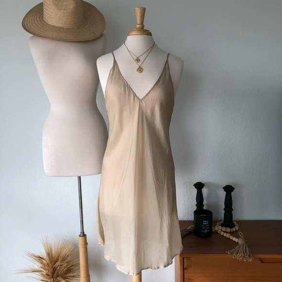 SOLD ❌ DAINTY VINTAGE BEIGE SLIP DRESS - Picture 4 of 5